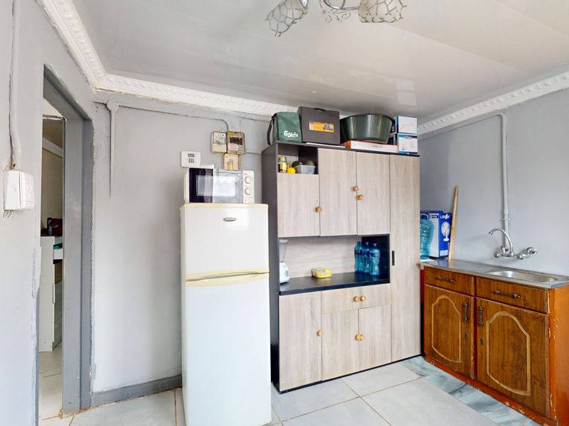 EXCLUSIVE MANDATE ON  A BEAUTIFUL 2-Bedroom Freehold Home in a Sought-After Area - Photo 6