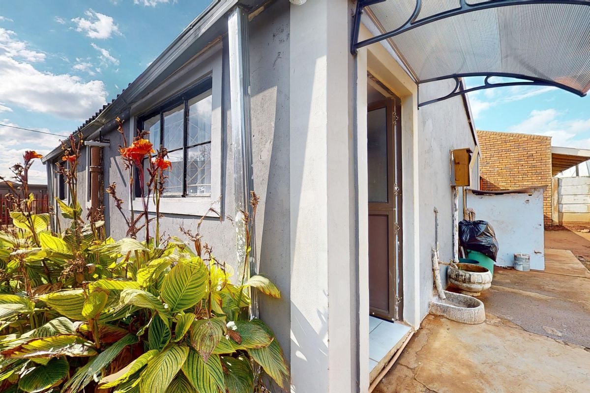 EXCLUSIVE MANDATE ON  A BEAUTIFUL 2-Bedroom Freehold Home in a Sought-After Area - Photo 2