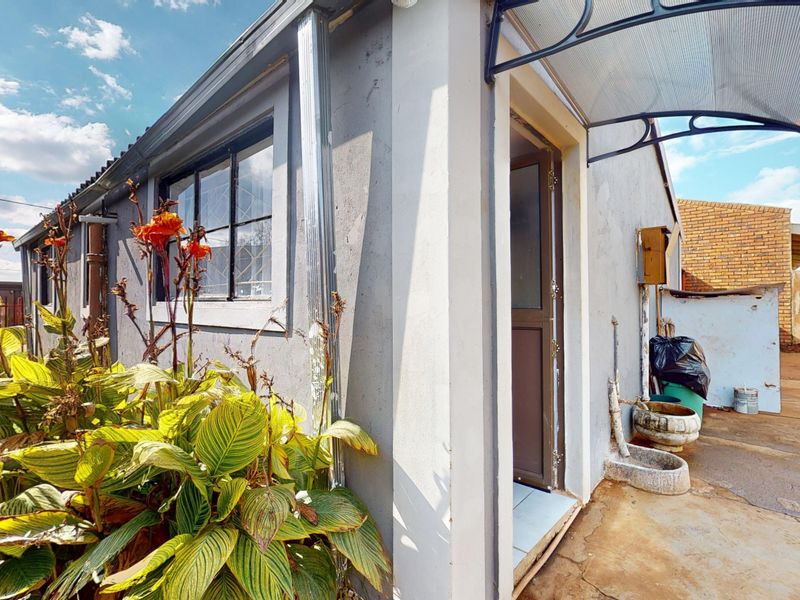 EXCLUSIVE MANDATE ON  A BEAUTIFUL 2-Bedroom Freehold Home in a Sought-After Area - Photo 2