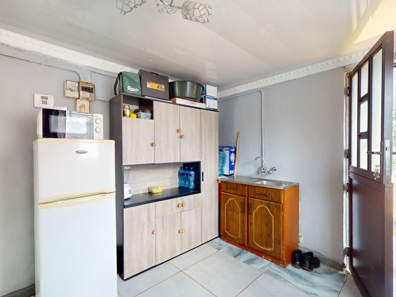 EXCLUSIVE MANDATE ON  A BEAUTIFUL 2-Bedroom Freehold Home in a Sought-After Area - Photo 5