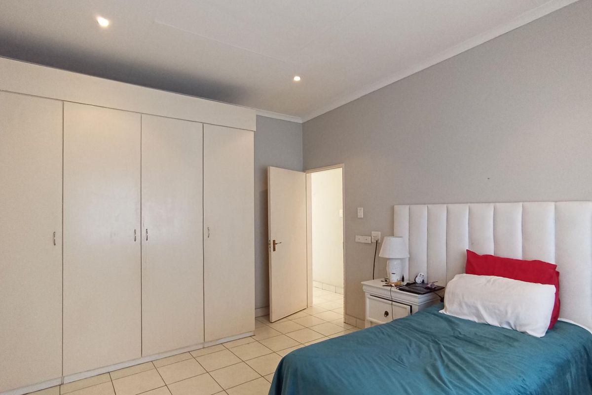 Spacious Double-Storey 4-Bedroom Family Home with Flatlet for Sale | Lyndhurst - Photo 3