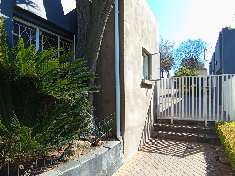 Spacious Double-Storey 4-Bedroom Family Home with Flatlet for Sale | Lyndhurst - Photo 8