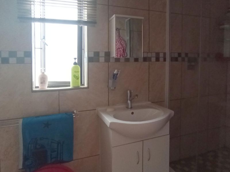 Luxury Double-Storey 4-Bedroom Freestanding Home with Flatlet | Northcliff, Randburg - Photo 10