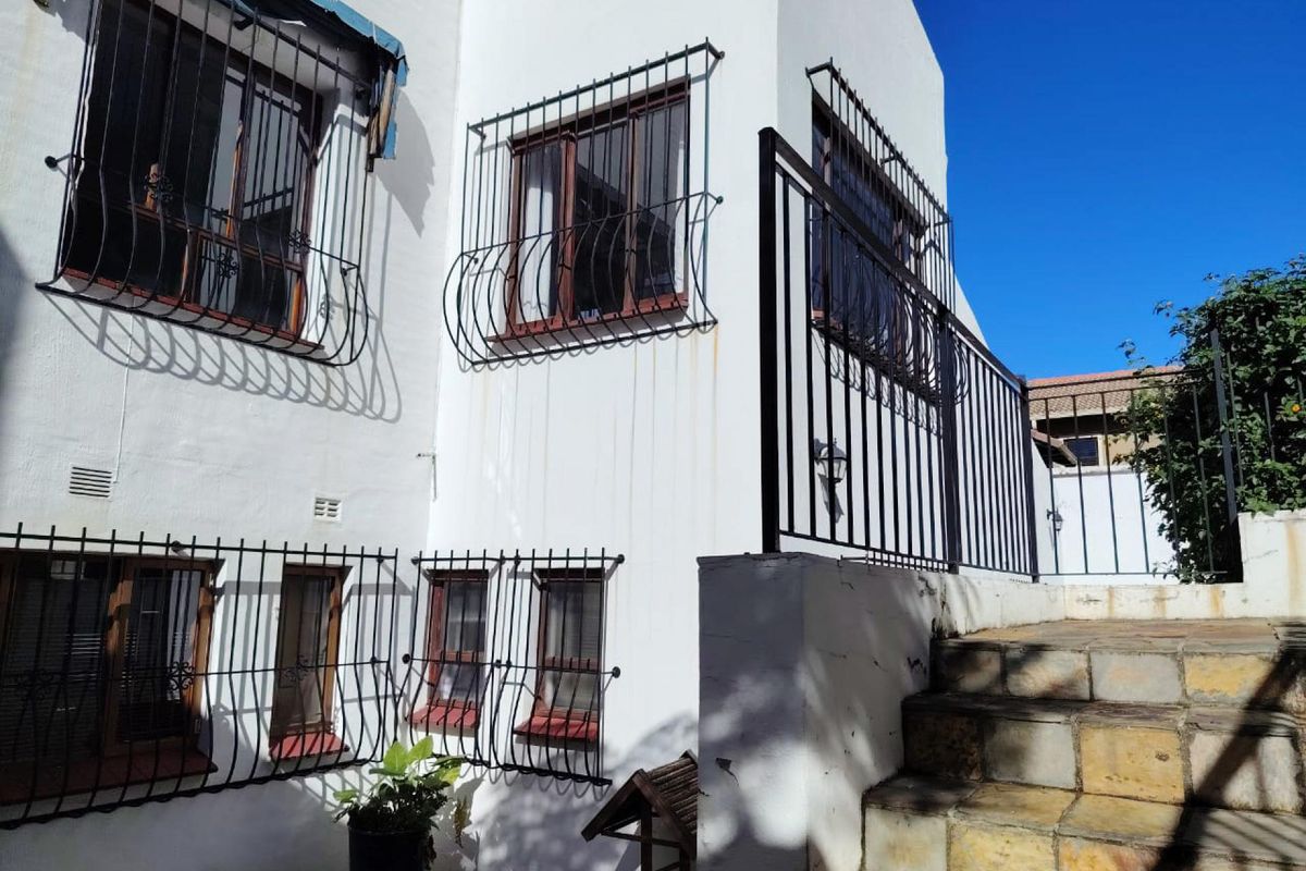 Luxury Double-Storey 4-Bedroom Freestanding Home with Flatlet | Northcliff, Randburg - Photo 2