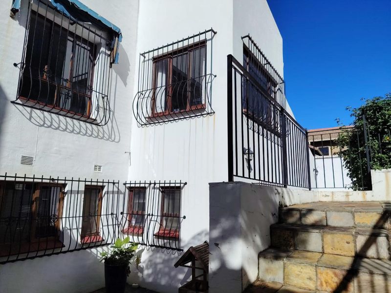 Luxury Double-Storey 4-Bedroom Freestanding Home with Flatlet | Northcliff, Randburg - Photo 2
