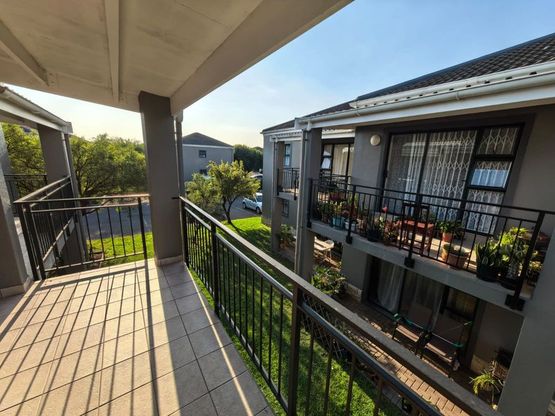 Modern 2 Bed Apartment with Balcony in Somerset Sereno (First Floor) - Photo 1
