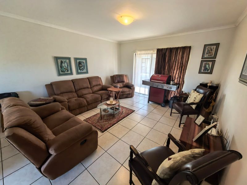 Modern 2 Bed Apartment with Balcony in Somerset Sereno (First Floor) - Photo 2