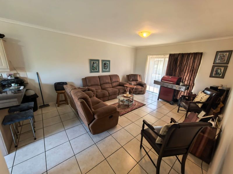 Modern 2 Bed Apartment with Balcony in Somerset Sereno (First Floor) - Photo 3