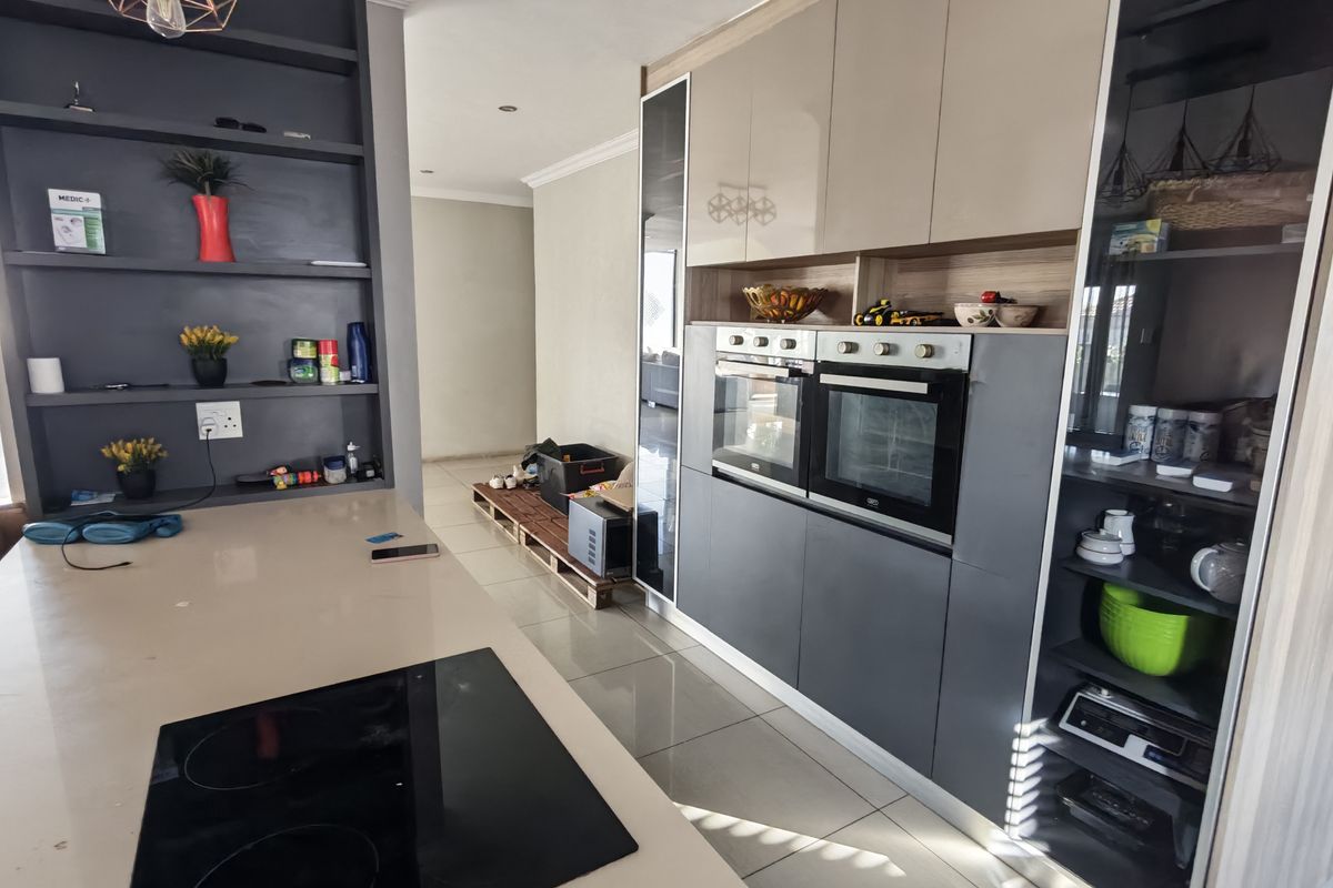 Spacious Family Home in a Popular Estate at the Foot of the Magaliesberg - Photo 4