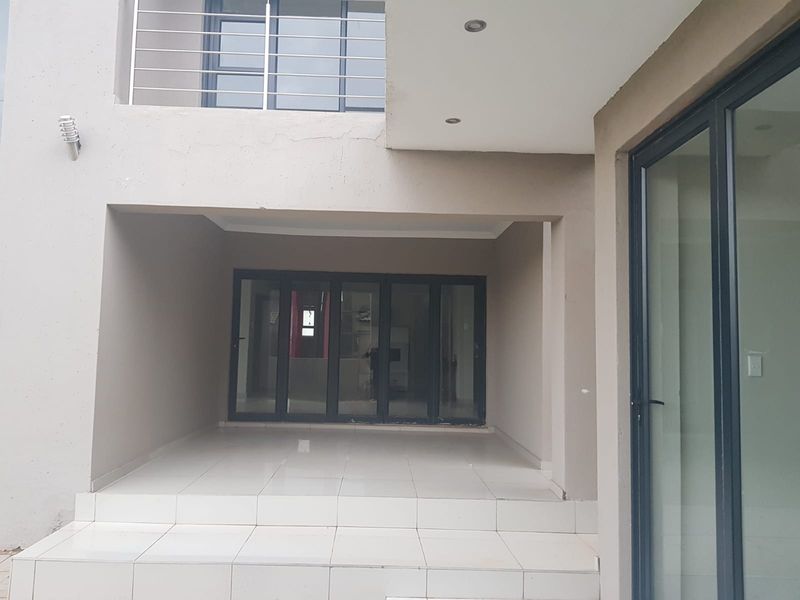 Spacious Family Home in a Popular Estate at the Foot of the Magaliesberg - Photo 9