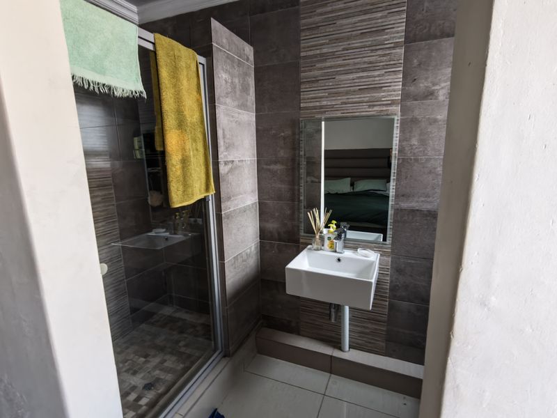 Spacious Family Home in a Popular Estate at the Foot of the Magaliesberg - Photo 7