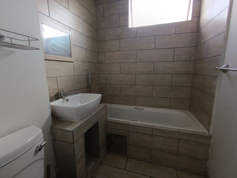 Charming Apartment Offering Exceptional Value - Photo 10
