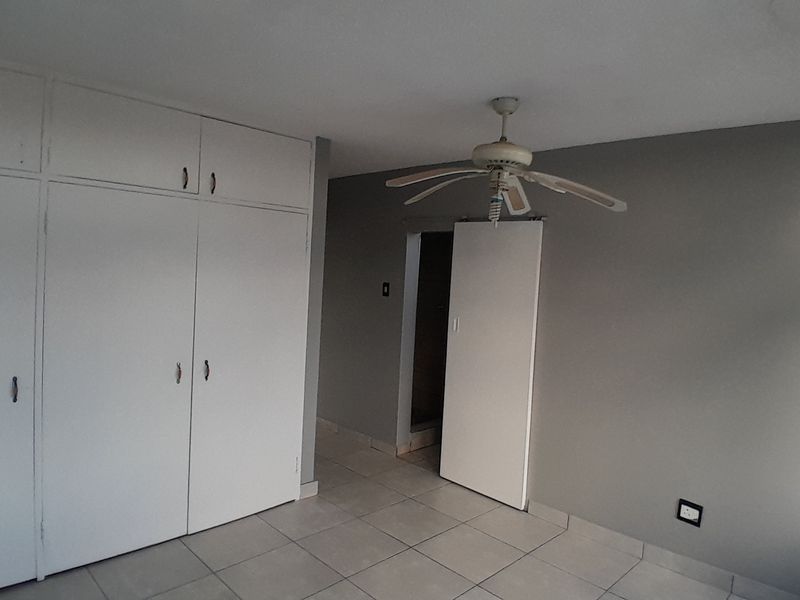 Charming Apartment Offering Exceptional Value - Photo 6