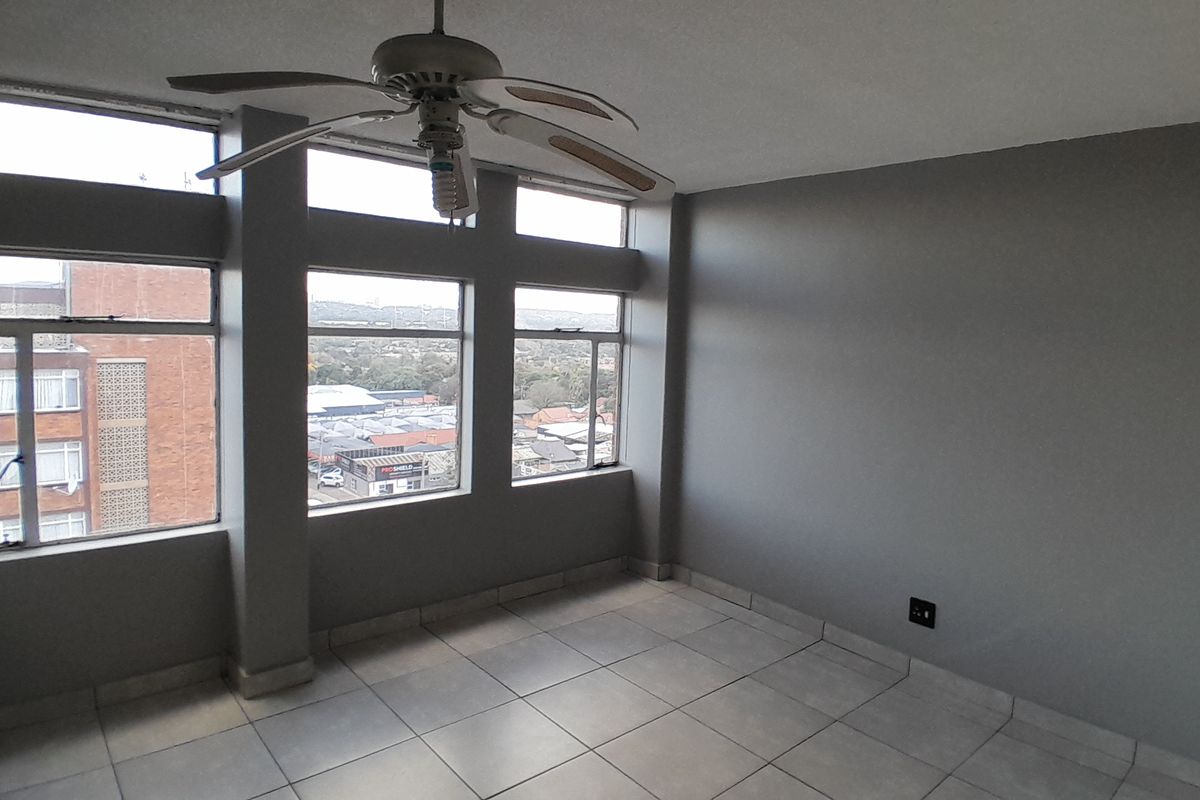 Charming Apartment Offering Exceptional Value - Photo 5