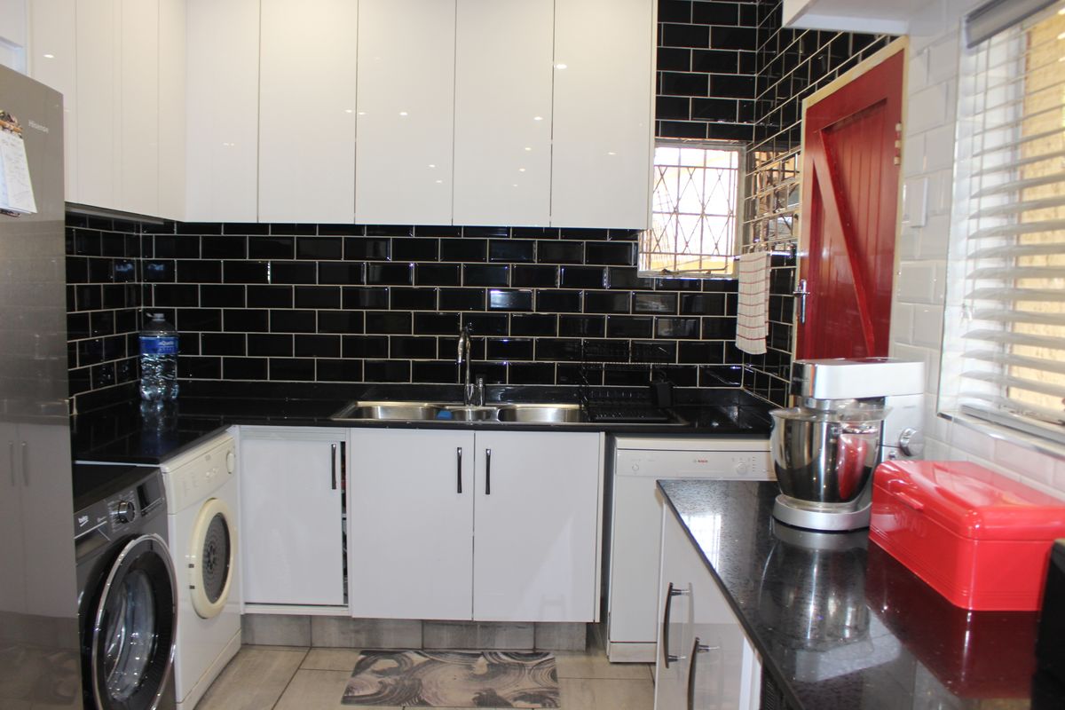 Spacious 3 Bedroomed House With Some Extra Features For Those Needing More. - Photo 4