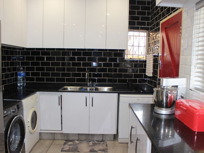 Spacious 3 Bedroomed House With Some Extra Features For Those Needing More. - Photo 4