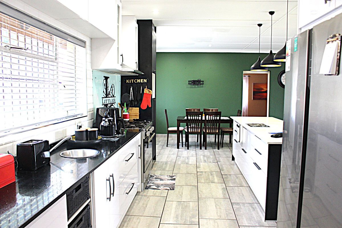 Spacious 3 Bedroomed House With Some Extra Features For Those Needing More. - Photo 5