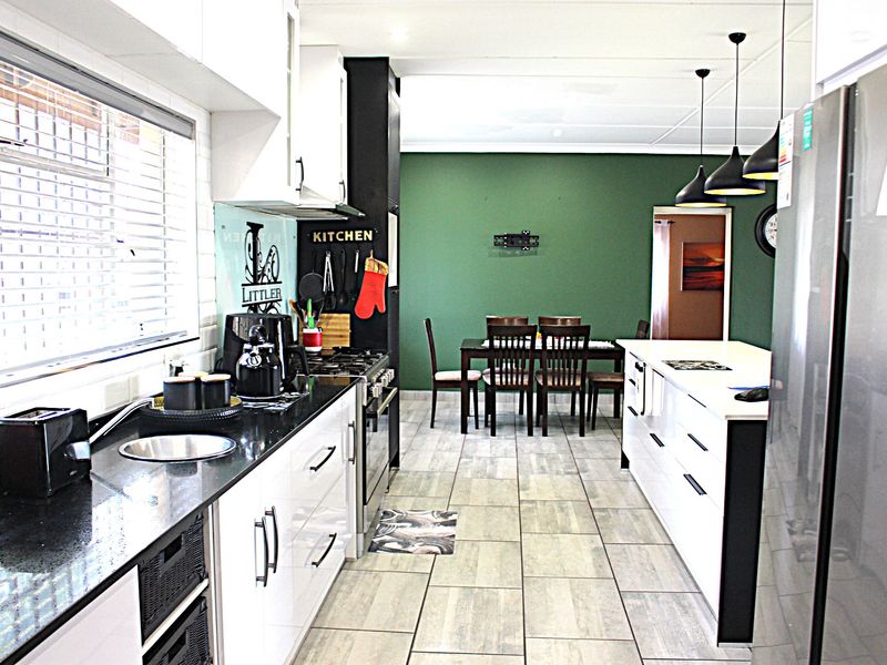 Spacious 3 Bedroomed House With Some Extra Features For Those Needing More. - Photo 5