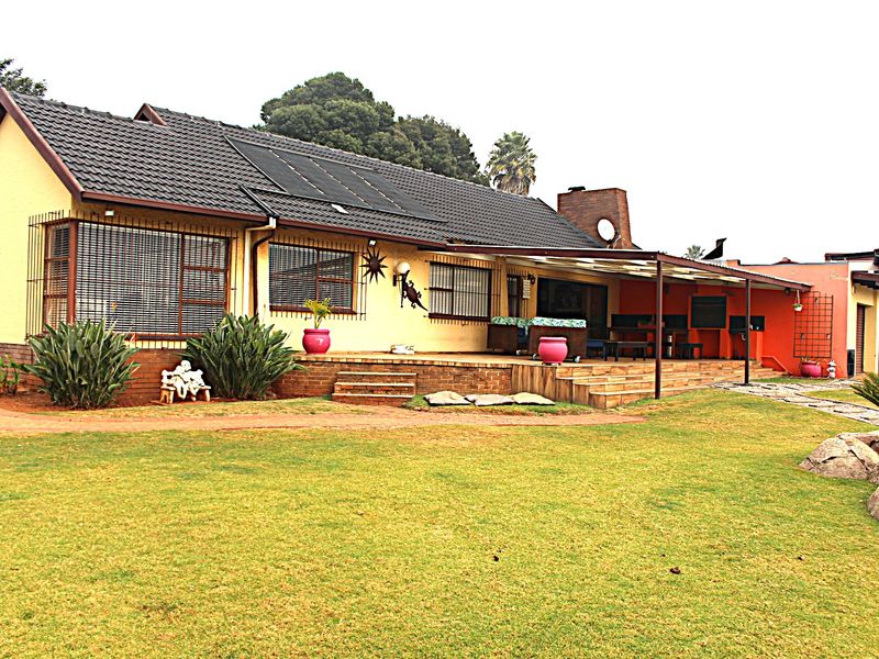Spacious 3 Bedroomed House With Some Extra Features For Those Needing More. - Photo 1
