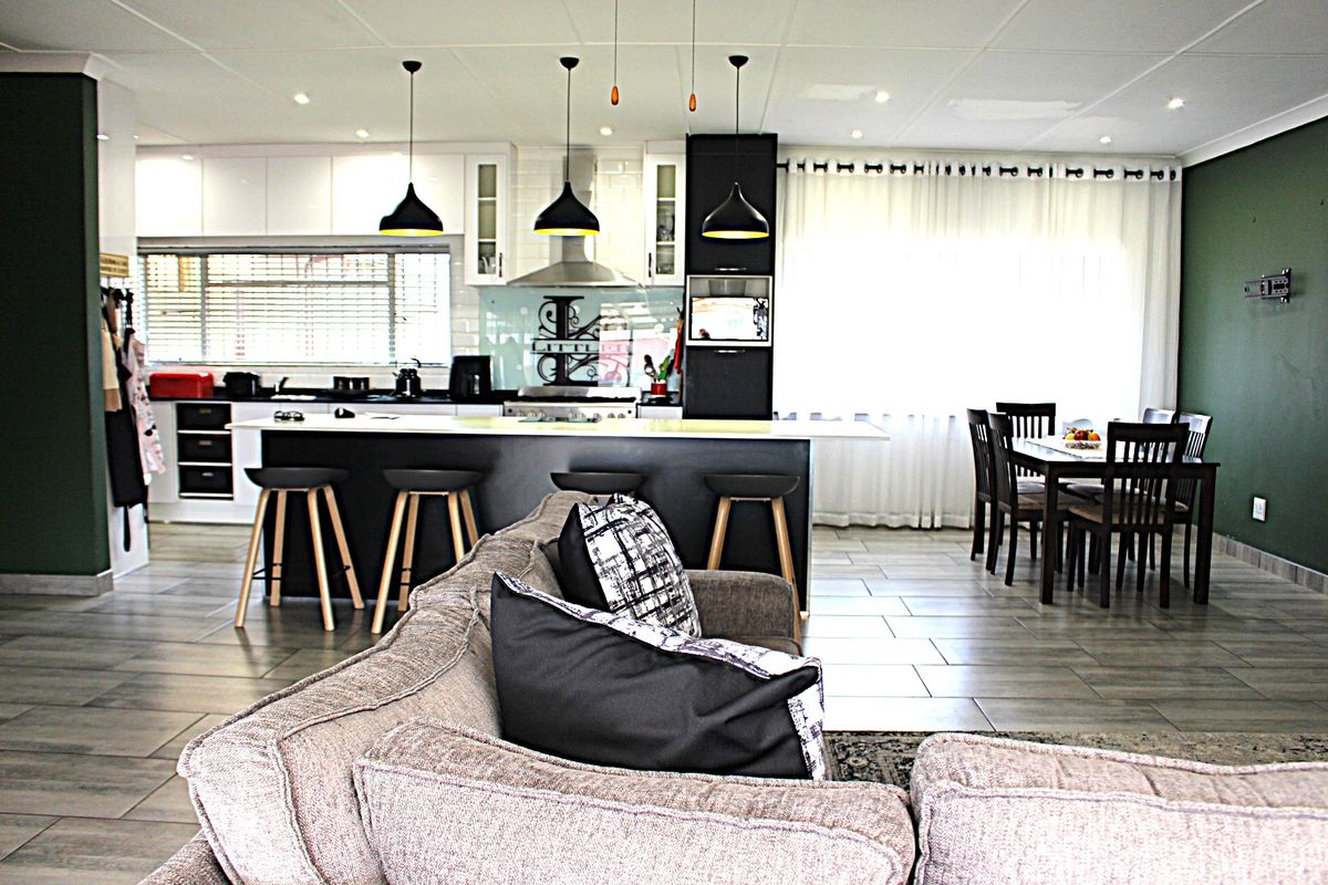 Spacious 3 Bedroomed House With Some Extra Features For Those Needing More. - Photo 2
