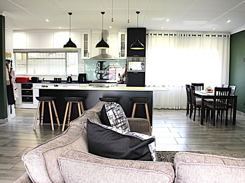 Spacious 3 Bedroomed House With Some Extra Features For Those Needing More. - Photo 2