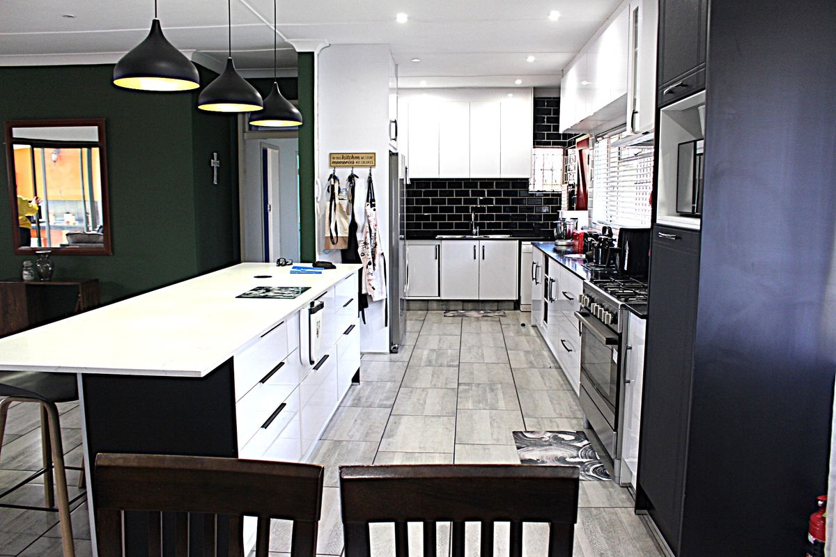 Spacious 3 Bedroomed House With Some Extra Features For Those Needing More. - Photo 3