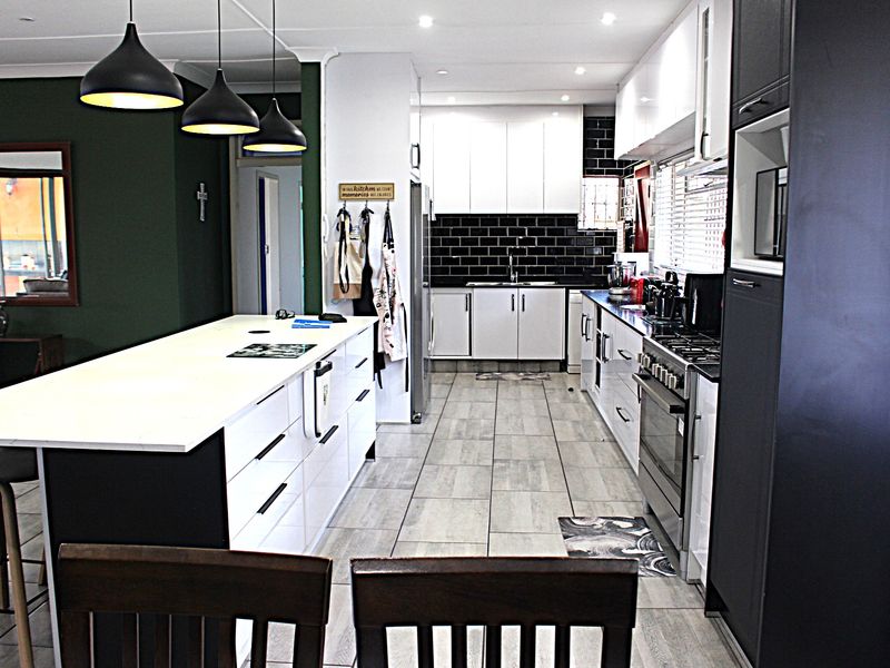 Spacious 3 Bedroomed House With Some Extra Features For Those Needing More. - Photo 3