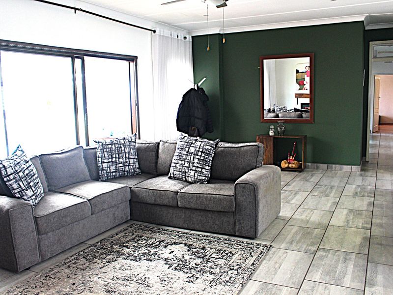 Spacious 3 Bedroomed House With Some Extra Features For Those Needing More. - Photo 7