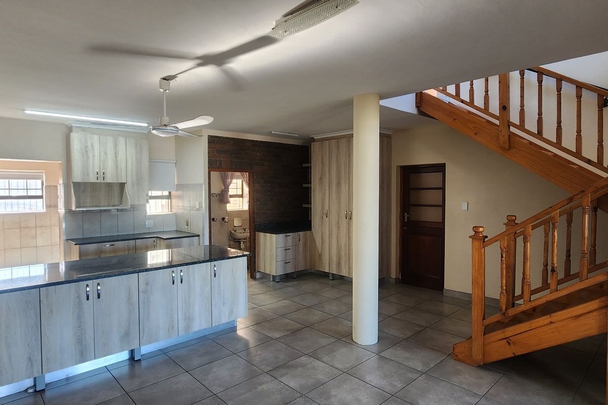 Spacious multi-level family home with flatlet - Photo 2