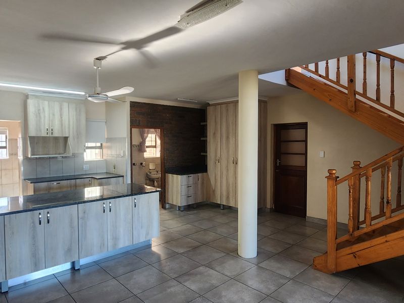 Spacious multi-level family home with flatlet - Photo 2