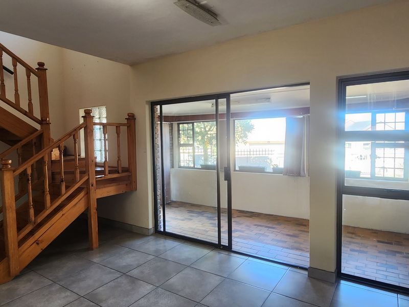 Spacious multi-level family home with flatlet - Photo 10