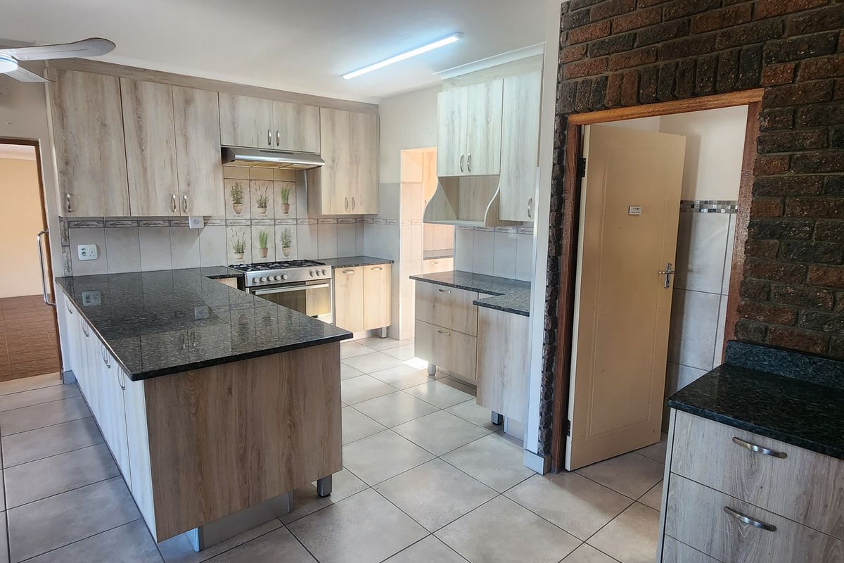 Spacious multi-level family home with flatlet - Photo 4