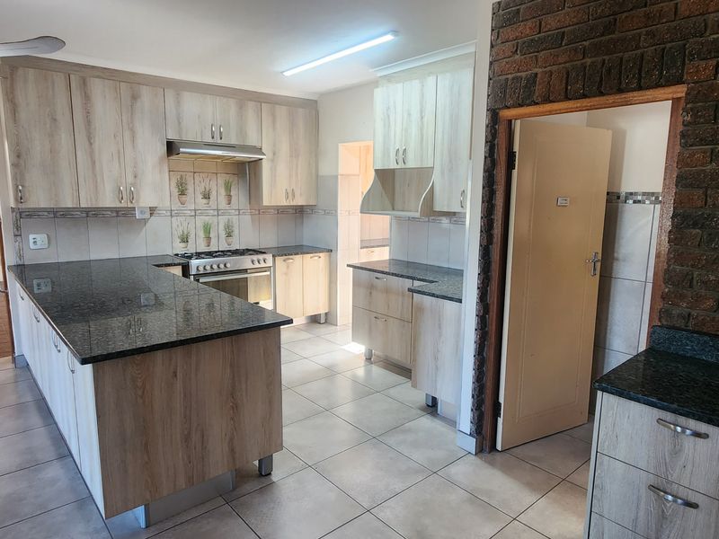 Spacious multi-level family home with flatlet - Photo 4