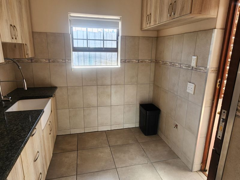 Spacious multi-level family home with flatlet - Photo 8