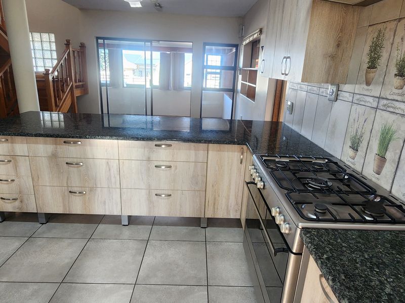 Spacious multi-level family home with flatlet - Photo 7