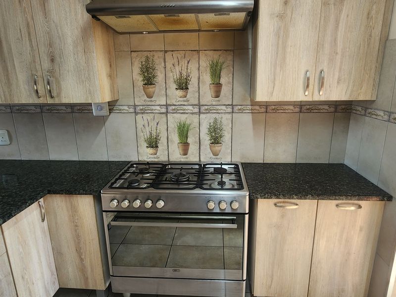 Spacious multi-level family home with flatlet - Photo 6