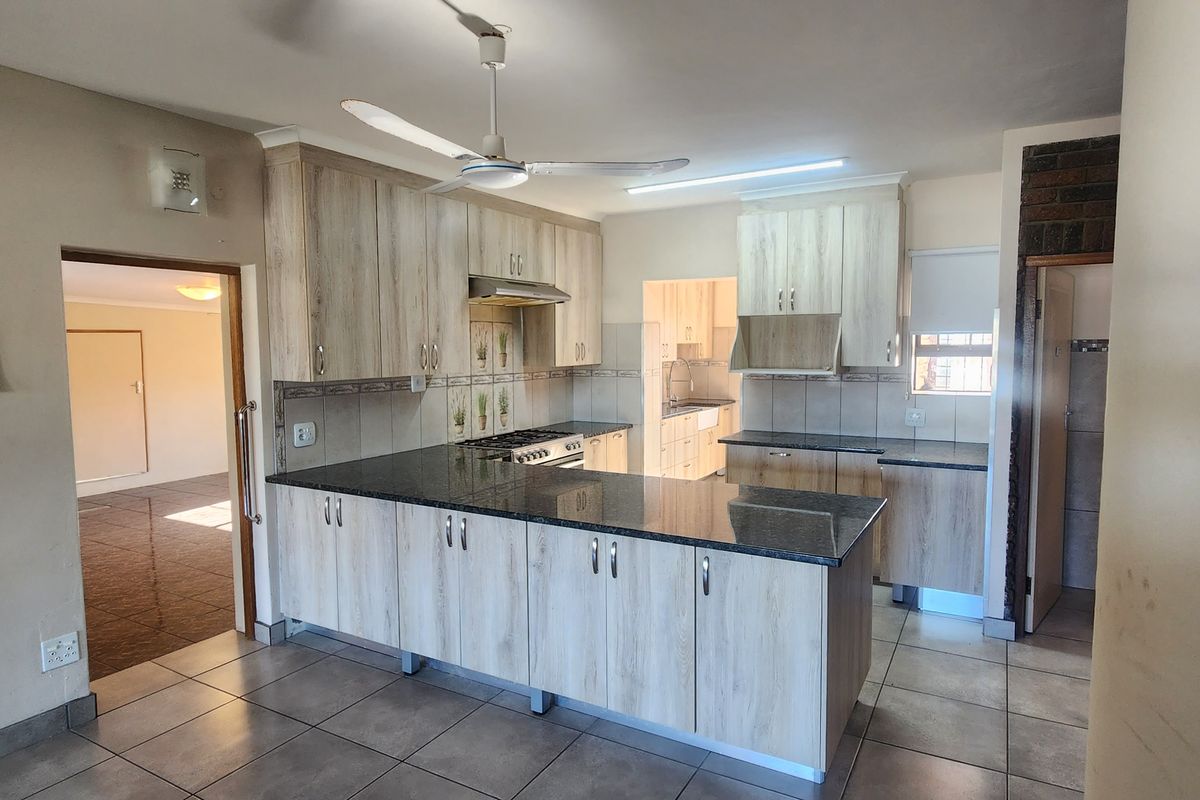 Spacious multi-level family home with flatlet - Photo 3