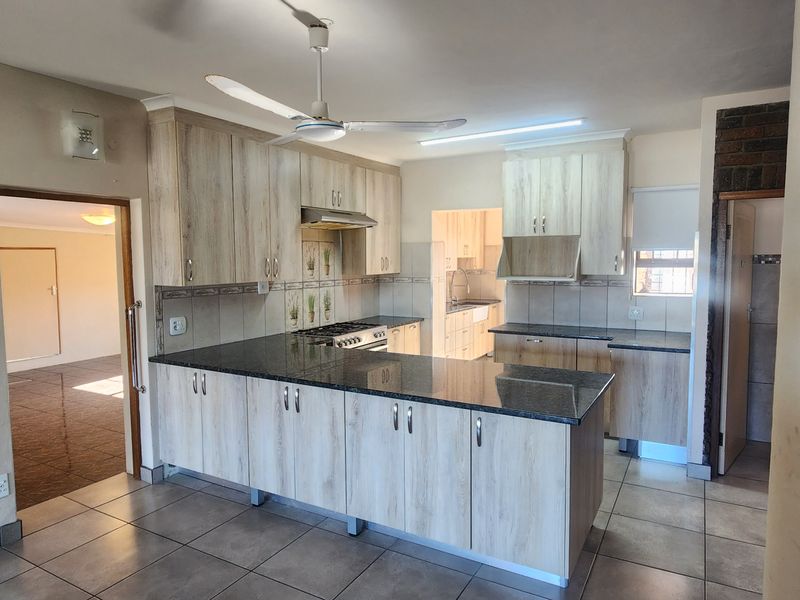 Spacious multi-level family home with flatlet - Photo 3