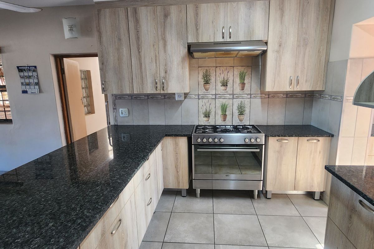 Spacious multi-level family home with flatlet - Photo 5