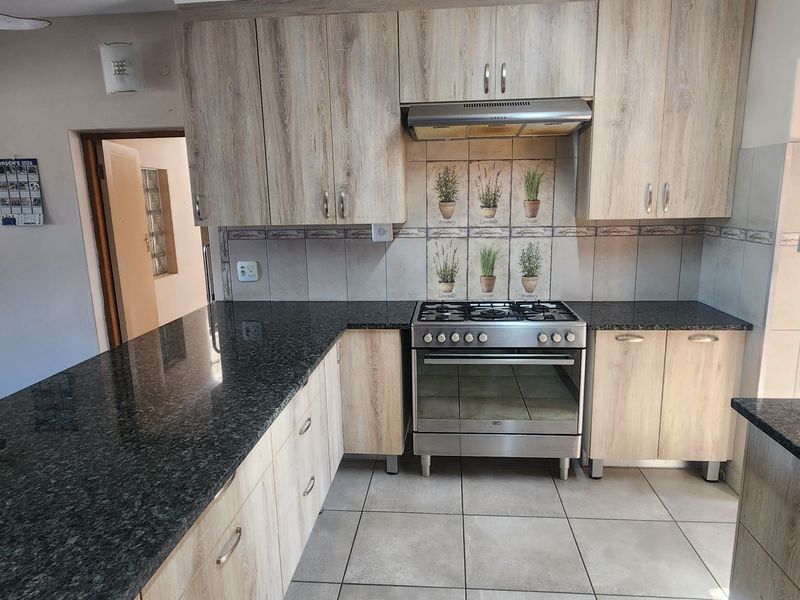 Spacious multi-level family home with flatlet - Photo 5