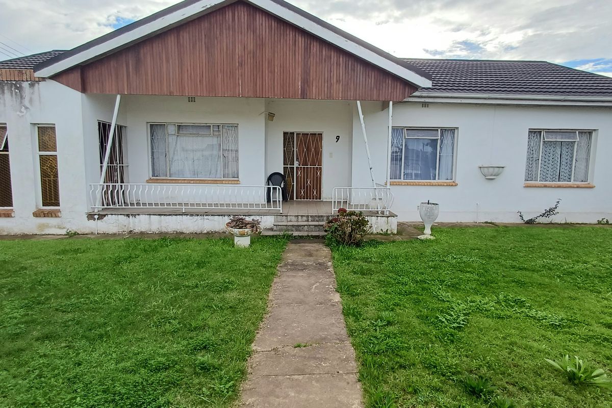 Spacious Family Home for Sale in Retief, Despatch - Photo 2