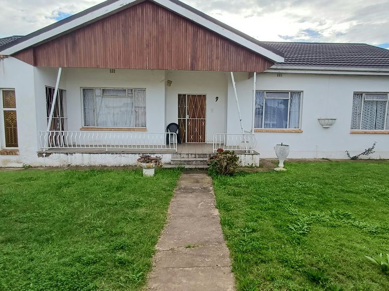 Spacious Family Home for Sale in Retief, Despatch - Photo 2