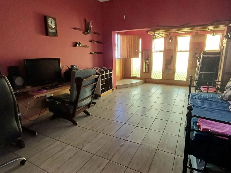 Spacious Family Home for Sale in Retief, Despatch - Photo 10