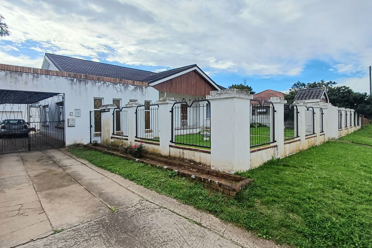Spacious Family Home for Sale in Retief, Despatch - Photo 4