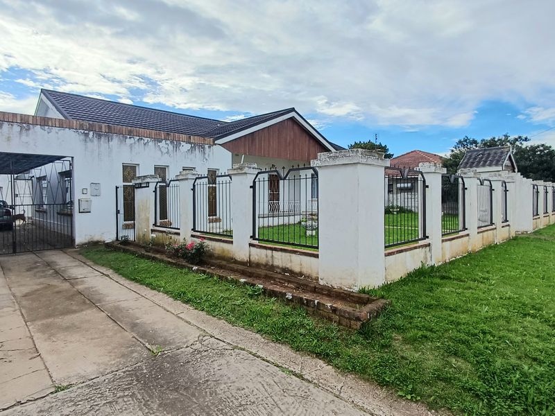 Spacious Family Home for Sale in Retief, Despatch - Photo 4
