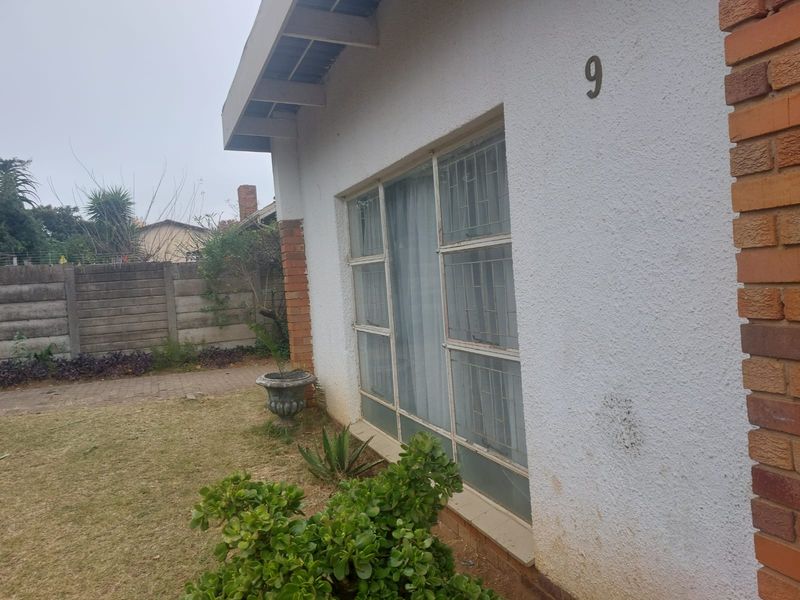 Close to school/ with a granny flat. - Photo 2