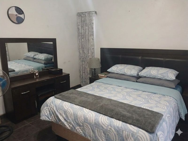 Close to school/ with a granny flat. - Photo 8