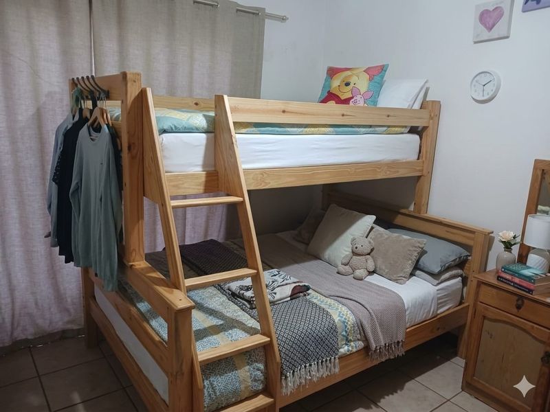 Close to school/ with a granny flat. - Photo 7