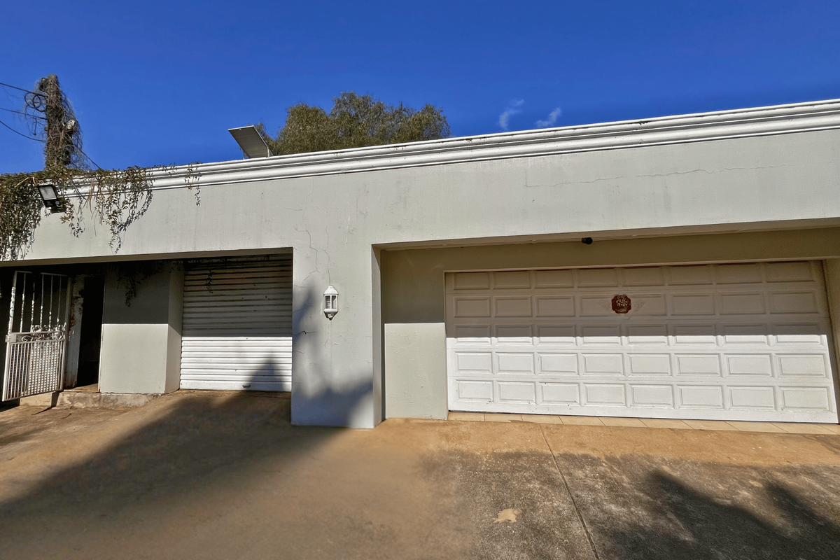 4 Bed House with Cottage & Staff Quarters on Douglas Road, Bedfordview - Photo 4