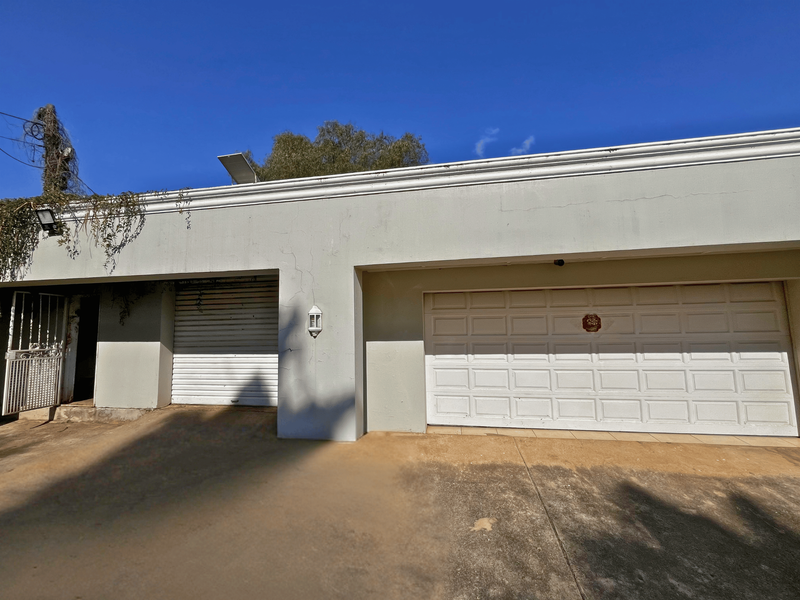 4 Bed House with Cottage & Staff Quarters on Douglas Road, Bedfordview - Photo 4
